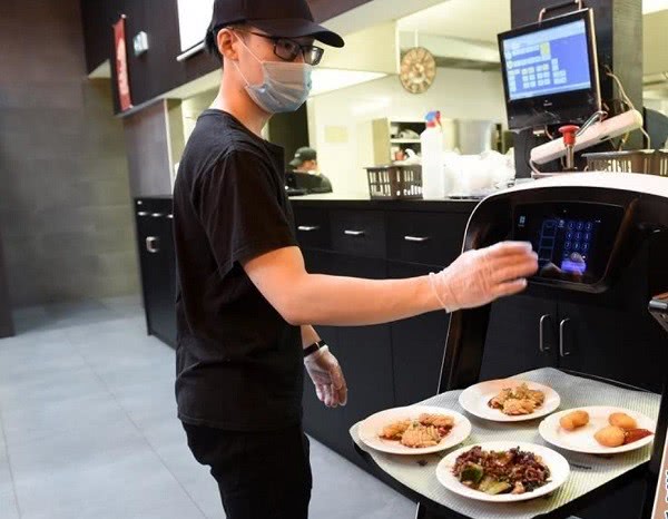维也纳:机器人上菜减少非必要接触-机器人-人工智能室