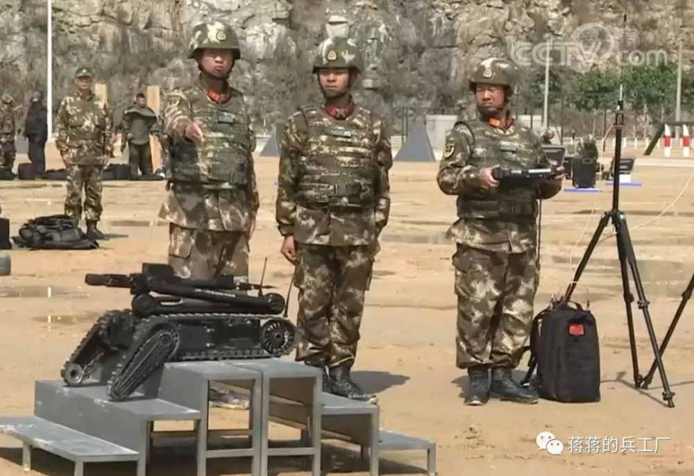 武警第二机动总队两种排爆机器人亮相,以身试弹保证人员安全