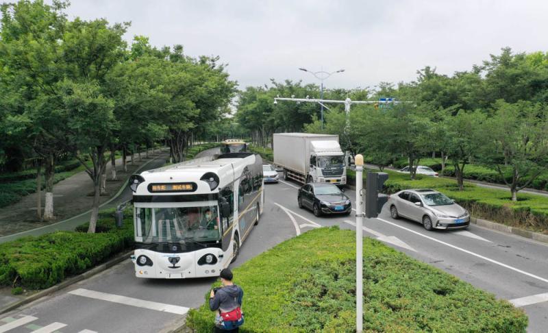 上海首輛無人駕駛公交車進行開放道路測試